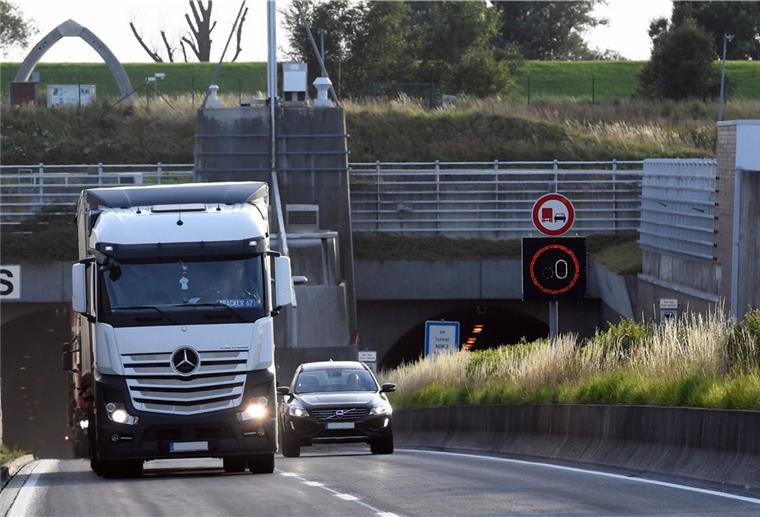 Eigentlich sollte der Wesertunnel schon in diesem Winter fit für die Küstenautobahn gemacht werden. Jetzt wollen Verkehrsplaner die beiden Röhren frühestens in drei Jahren umgerüstet lassen.