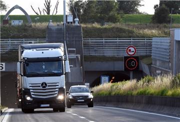 Eigentlich sollte der Wesertunnel schon in diesem Winter fit für die Küstenautobahn gemacht werden. Jetzt wollen Verkehrsplaner die beiden Röhren frühestens in drei Jahren umgerüstet lassen.