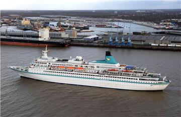 Eigentlich sollte die "Albatros" schon längst auf dem Weg nach Dover sein. Doch ein Schaden im Hydrauliksystem der Ruderanlage bereitet Probleme.