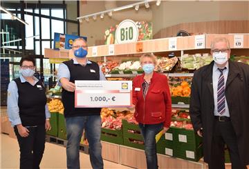 Eigentlich sollte Nordenhams Bürgermeister Carsten Seyfarth (rechts) heute an der Kasse des neuen LIDL-Marktes in Atens sitzen. Coronabedingt musste die Aktion zur Neueröffnung ausfallen.