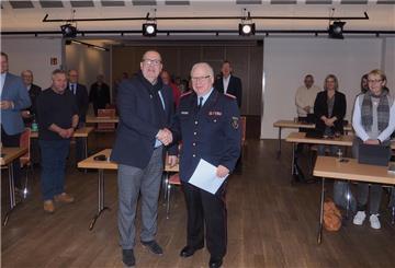 Bei der Sitzung des Stadtrates Geestland ernennt Bürgermeister Thorsten Krüger Helmut Heinemeyer zum Ehrengemeindebrandmeister.