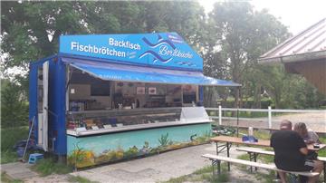 Eigentlich wollte Michael Schiller diesen Wagen in der Nähe der Nordsee-Lagune in Butjadingen aufstellen. Dafür hat es aber keine Baugenehmigung gegeben. Nun hat der Inhaber von Micha‘s Räucherfisch einen Standort gefunden: den Rodenkircher Marktplatz.
