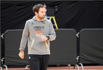 Eigentlich wollte Sönke Hachmann Fußball-Profi werden, doch sein Glück hat er beim Basketball gefunden. Der Wurster Junge aus Spieka-Neufeld ist der erste hauptamtliche Athletiktrainer des Deutschen Basketball-Bundes.