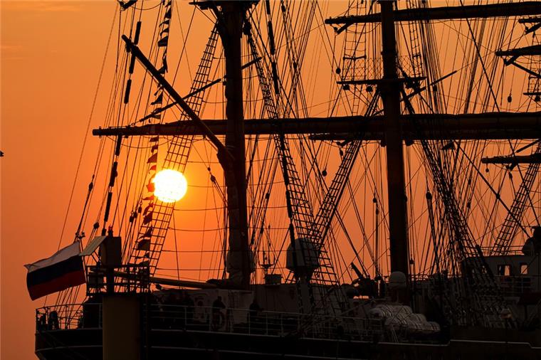 nord24 freut sich über tolle Leserfotos vom Seestadtfest Eike Henning hat auch beim Fotowettbewerb mitgemacht. Sonnenuntergänge im Mastenmeer können in Bremerhaven goldig sein.