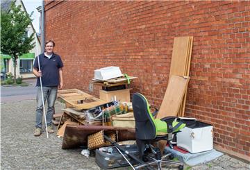 Eike Kohlmetz-Jebram vor dem Sperrmüll, der seit über einem Monat in seiner Hauseinfahrt in Bad Bederkesa steht. Seit Monaten liegt die Familie mit der für den Landkreis zuständigen Entsorgerfirma Nehlsen im Clinch.