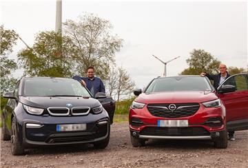 Eike Schmidt (links) ist überzeugter Fahrer eines BMW i3 mit reinem Elektroantrieb; Dieter Oldenbüttel hat sich für einen Opel Grandland X Hybrid 4 entschieden.