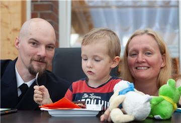 Eiko und Sandra Emrich mit ihrem dreijährigen Sohn Kilian.