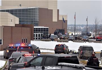 Dutzende von Polizisten, Feuerwehrleuten und Rettungskräften arbeiten am Tatort einer Schießerei an der Oxford High School in Oxford Township, Michigan. 