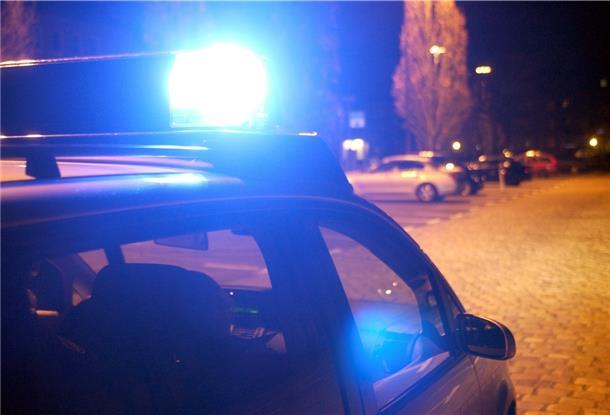 Ein Auto mit eingeschaltetem Blaulicht. 