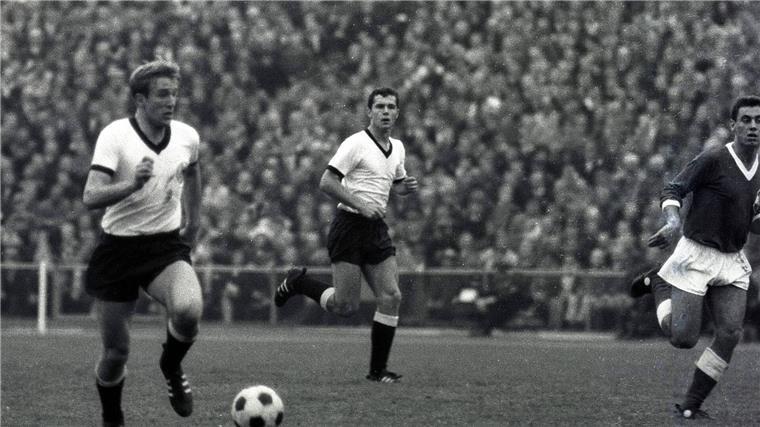 Ein 16-Meter-Volleyschuss von Günter Netzer bescherte der Borussia vor 35.000 Zuschauern am überfüllten Bökelberg zwanzig Minuten vor Schluss den Ausgleich zum 1:1 gegen Wormatia Worms - und damit den Aufstieg.
