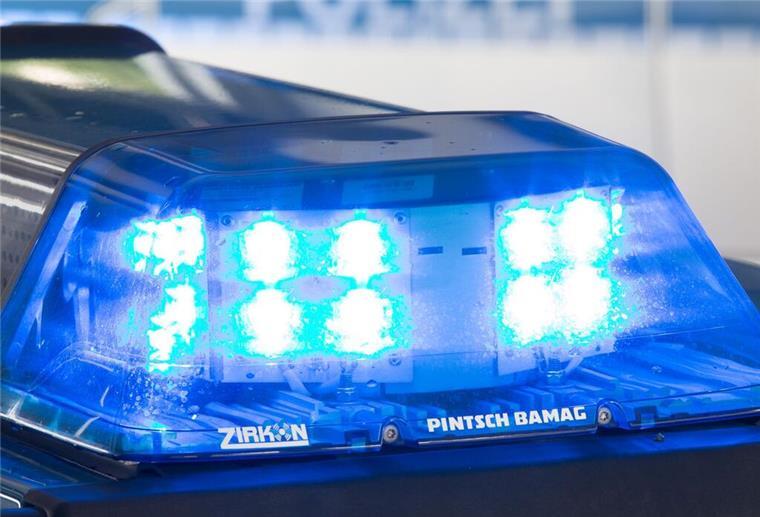 17-Jähriger rammt mit Elternauto zwölf Autos – 100.000 Euro Schaden Ein Blaulicht leuchtet auf dem Dach eines Polizeiwagens.