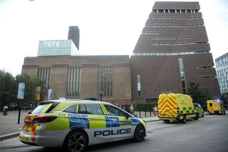 Ein 17-Jähriger soll einen sechsjährigen Jungen von einer Aussichtsplattform im zehnten Stock geworfen haben. Der Jugendliche wurde wegen des Verdachts auf versuchten Mord festgenommen, wie Scotland Yard mitteilte.
