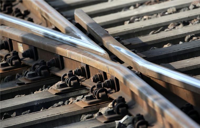 18-Jähriger bei Uelzen von Zug angefahren Ein 18-Jähriger ist im Kreis Uelzen von einem Zug erfasst worden.