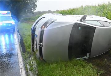 Ein 18-Jähriger ist mit seinem Auto auf einer nassen Straße ins Schleudern geraten und auf die Seite gekippt.