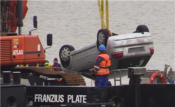 Ein 18-jähriger junger Mann konnte sich aus diesem bei Brake in die Weser gefahrenen Auto befreien, ein Gleichaltriger schaffte das nicht mehr. Er konnte nur tot geborgen werden.