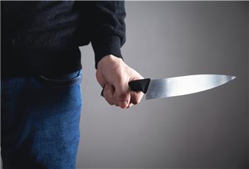 Ein 18-jähriger Mann ist am Samstag in einem Linienbus von einem Mann verletzt worden. Die beiden waren zuvor in Streit geraten.