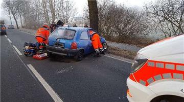 Ein 18-Jähriger musste am Mittwoch nach einem Unfall auf der B74 aus seinem Wagen befreit werden. 