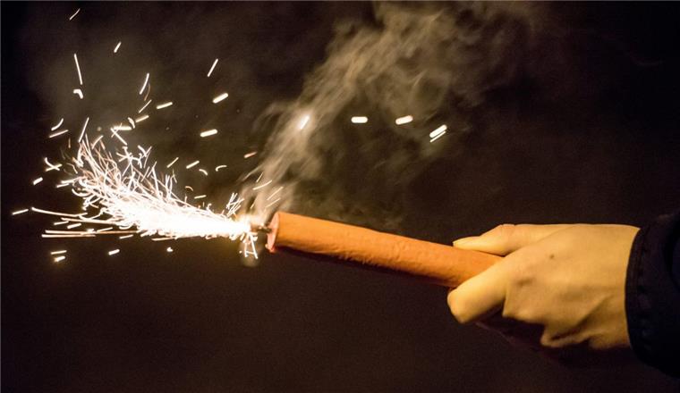 Ein 18-Jähriger wurde im Kreis Verden durch "explosive Stoffe" lebensgefährlich verletzt, so die Polizei.