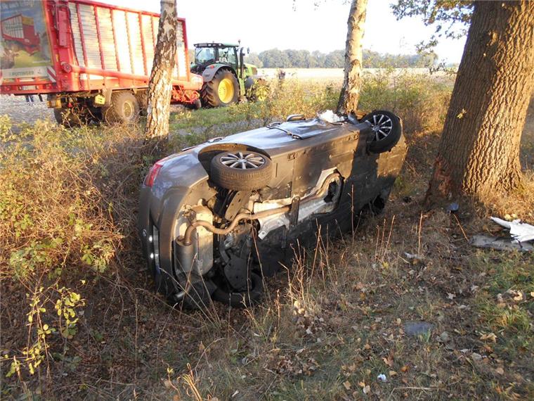 Scheeßel: Auto landet nach Überholmanöver im Graben Ein 20-jähriger Autofahrer ist beim Überholen eines landwirtschaftlichen Gespanns nahe Scheeßel verunglückt.