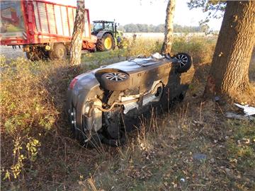Ein 20-jähriger Autofahrer ist beim Überholen eines landwirtschaftlichen Gespanns nahe Scheeßel verunglückt.