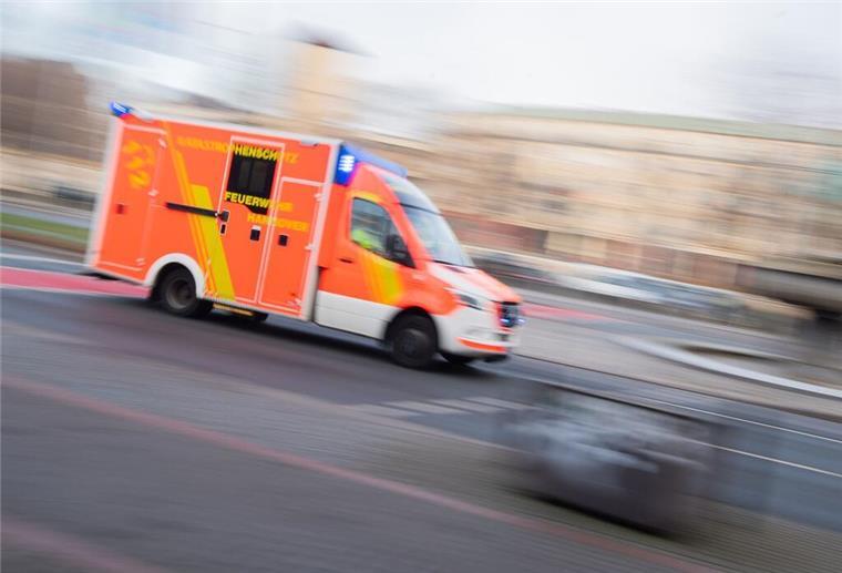 Drama bei Weihnachtsbaumsammlung: 20-Jähriger unter Traktor eingeklemmt Ein 20-Jähriger geriet bei der Weihnachtsbaumsammlung unter einen Traktor und zog sich schwere Verletzungen zu.
