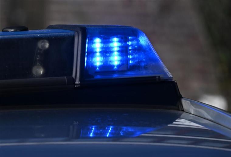 Bremen: Verkehrskontrolle deckt Drogenhandel und Indoor-Plantage auf Ein 20-Jähriger wurde in Bremen festgenommen, als er ohne Führerschein unterwegs war. In seiner Wohnung entdeckte die Polizei eine Cannabis-Plantage.