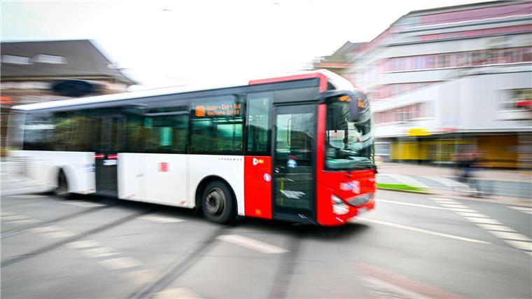 Ein 21-jähriger Autofahrer geriet auf die Busspur - dort prallte sein Wagen mit einem Bus zusammen. (Symbolbild)
