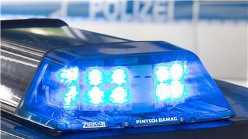 Ein 21-Jähriger kommt mit seinem Wagen von der Straße ab und kollidiert mit einem Baum - er stirbt an der Unfallstelle. (Symbolbild)