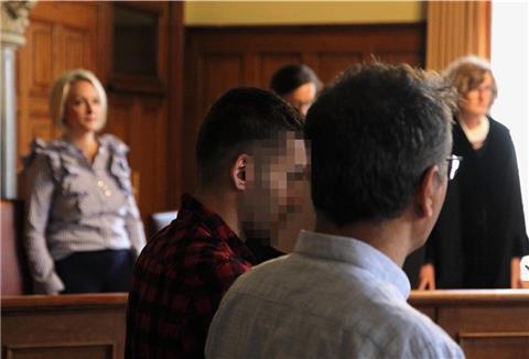 Ein 22-Jähriger (2. v. r.) muss ins Gefängnis, weil er laut Urteil drei Wohnungen angezündet hat.