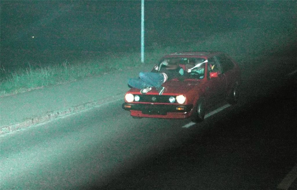 Ein 22-jähriger Mann ist 2008 in der Schweiz mit seiner auf der Kühlerhaube lieg...
