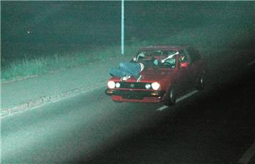 Ein 22-jähriger Mann ist 2008 in der Schweiz mit seiner auf der Kühlerhaube lieg...