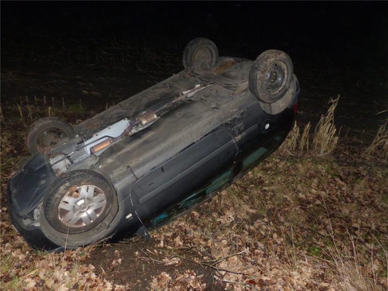 Auto überschlägt sich in Midlum Ein 24-Jähriger verlor die Kontrolle über sein Fahrzeug.