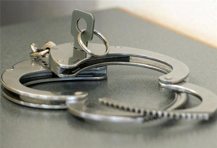 Handschellen liegen im Landgericht auf einem Tisch. 