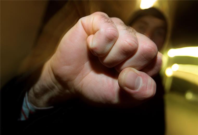 Betrunkener randaliert in Bremer Kneipe Ein junger Mann hebt seine geballte Faust.
