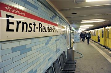 Ein 28-Jähriger hat eine Frau am Dienstagabend in einer Berliner U-Bahn-Station mit Anlauf auf die Gleise geschubst. Die 20-Jährige starb am Unfallort. Zeugen hielten den Mann fest und übergaben ihn alarmierten Beamten. 