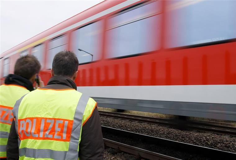 Bahnarbeiter stirbt nach Unfall auf den Gleisen bei Himmelpforten Ein Zug fährt an Polizeibeamten vorbei