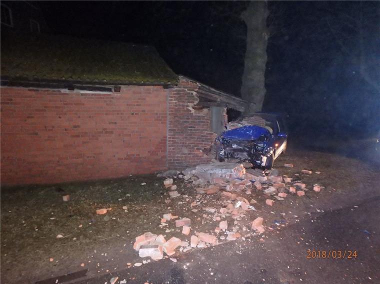 Rhade: Auto kracht gegen die Mauer einer Scheune Ein 29-Jähriger hat Sonnabendmorgen die Kontrolle über sein Fahrzeug verloren und landete in der Mauer einer Scheune.