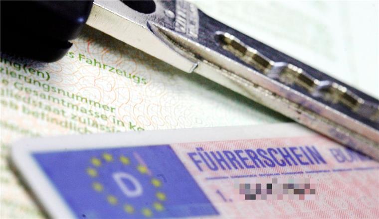 Ein 30-Jähriger hat ohne Führerschein einen Unfall gebaut.