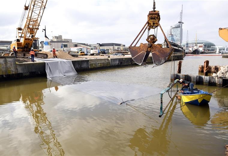 Ein 30 Meter breites und 70 Meter langes Vlies ist am Montag im Becken vor der Baltimore Pier in Wasser gezogen und auf den Beckengrund abgesenkt worden.