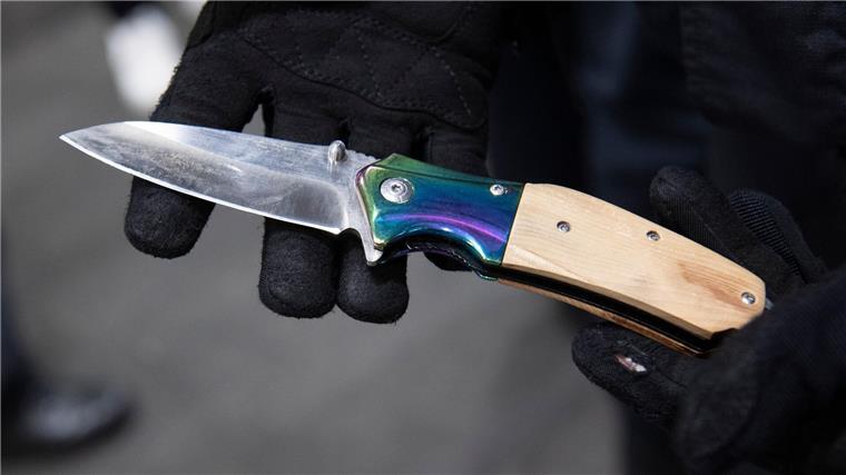 Ein 31-Jähriger ist bei einem Messerangriff in einer Kleingarten-Kolonie lebensgefährlich verletzt worden. (Symbolbild)