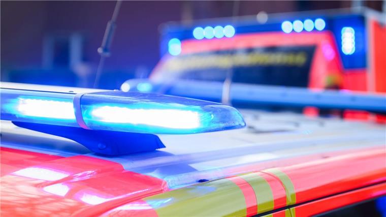Auto schleudert gegen Baum: Fahrer lebensgefährlich verletzt Ein 31 Jahre alter Autofahrer wird bei einem Unfall lebensgefährlich verletzt. (Symbolbild)