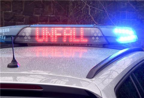  Die Leuchtschrift «Unfall» auf dem Dach eines Polizeiwagens. 