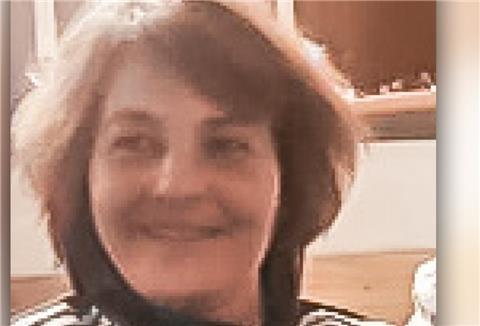 Eine Frau lächelt.