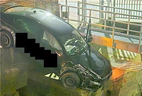 Ein 32-Jähriger stürzt mit Taxi über die Hafenkante in Cuxhaven.