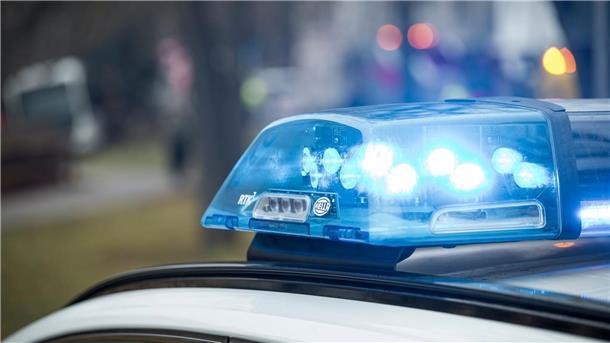 Blaulicht der Polizei. Ein 35-Jähriger erschien zur Anzeigenerstattung bei der Polizei – kurz darauf wurde er ohne Fahrerlaubnis und mit einem unversicherten Pkw gestoppt.
