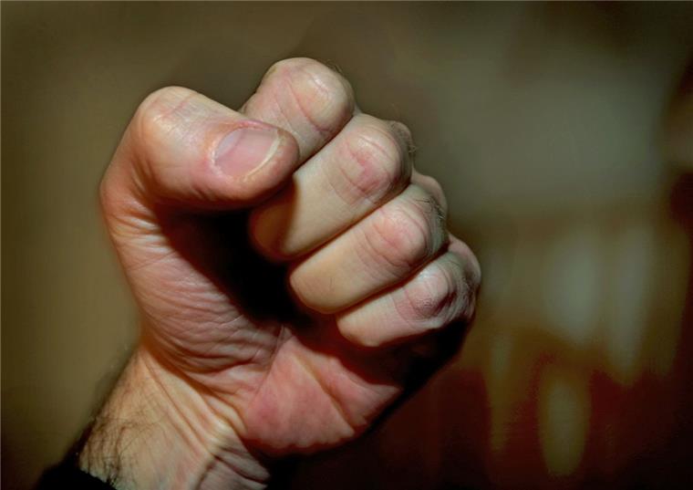 Ein 35-Jähriger wurde in Wulsdorf angegriffen, als er einen Jugendlichen davon abhalten wollte, eine 14-Jährige zu schlagen.