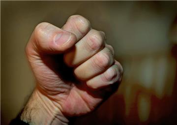 Ein 35-Jähriger wurde in Wulsdorf angegriffen, als er einen Jugendlichen davon abhalten wollte, eine 14-Jährige zu schlagen.