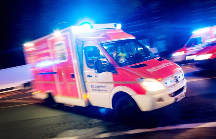 Ein 35 Jahre alter Mann ist am Samstag auf der Kreisstraße 71 zwischen Midlum und Cappel bei einem Verkehrsunfall lebensgefährlich verletzt worden. 