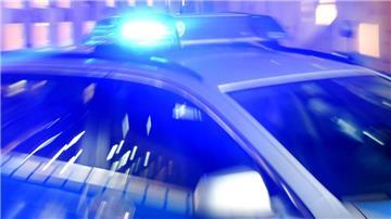 Ein Streifenwagen der Polizei steht mit eingeschaltetem Blaulicht auf der Straße.  Am Donnerstag gab es zwei Verkehrskontrollen im Cuxland - und einen Unfall.