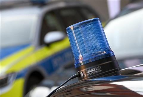 Ein Blaulicht ist auf dem Dach eines Einsatzfahrzeuges der Polizei zu sehen